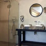 Alojamento de Acomodação e Pequeno-almoço Romantiques Avec Jacuzzi Privatif Ou Baignoire Ronde Terrazzo Saint-Hippolyte-du-Fort