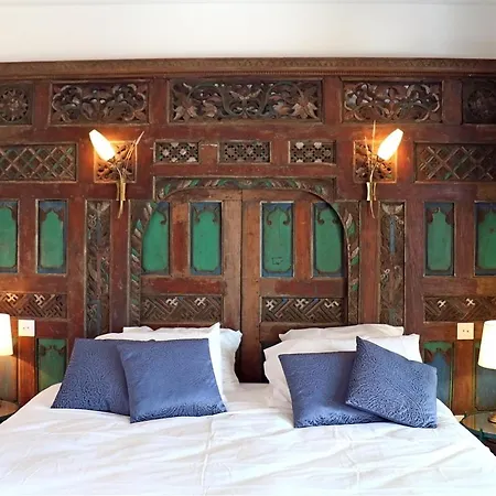 L Amourier Charme Et Confort Avec Jacuzzi Ou Baignoire Xxl Bed and Breakfast