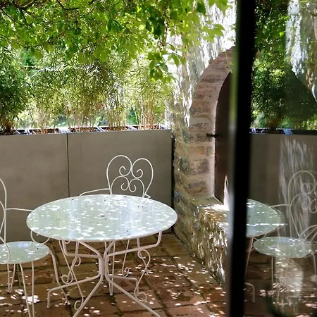 L Amourier Charme Et Confort Avec Jacuzzi Ou Baignoire Xxl Bed and Breakfast